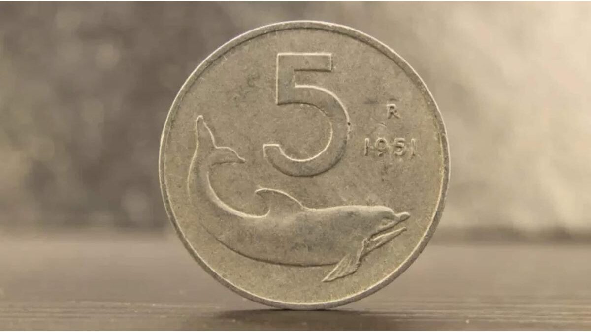 Moneta 5 lire "Delfino" su sfondo neutro, oggetto di interesse per collezionisti numismatici.